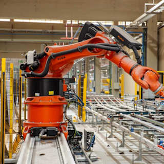 Pesquisa da CNI revela que os juros altos são o maior obstáculo ao crédito industrial em 2025, afetando principalmente médias empresas e projetos de longo prazo.