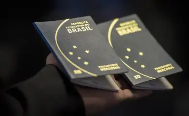 Medida do governo americano não afeta turistas, mas congela imigração permanente.