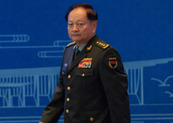 Investigação contra Zhang Youxia revela suspeitas de espionagem nuclear e corrupção, abalando o alto comando do Exército chinês.