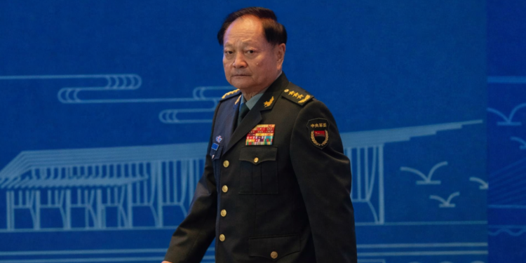 Investigação contra Zhang Youxia revela suspeitas de espionagem nuclear e corrupção, abalando o alto comando do Exército chinês.