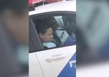 Imagens que circularam nas redes sociais mostram agentes do Segurança Presente dormindo em uma viatura na Central do Brasil, no Rio. Caso será apurado pela Polícia Militar. Hashtags: