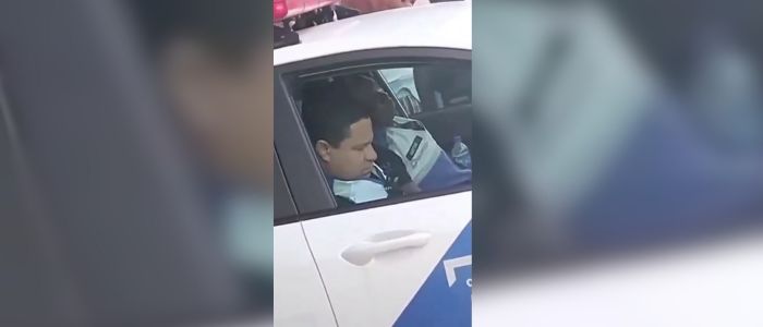 Imagens que circularam nas redes sociais mostram agentes do Segurança Presente dormindo em uma viatura na Central do Brasil, no Rio. Caso será apurado pela Polícia Militar. Hashtags: