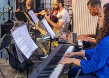 A Escola Municipal de Artes Maria José Guedes (Emart) em Macaé iniciou inscrições para cursos técnicos gratuitos de Teatro e Música. São oferecidas vagas limitadas, com provas teóricas e práticas em fevereiro.