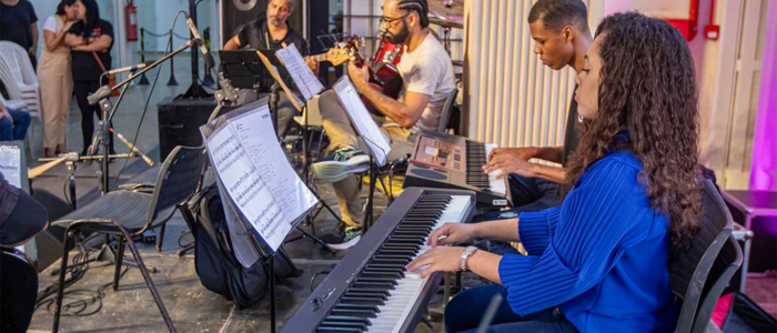 A Escola Municipal de Artes Maria José Guedes (Emart) em Macaé iniciou inscrições para cursos técnicos gratuitos de Teatro e Música. São oferecidas vagas limitadas, com provas teóricas e práticas em fevereiro.