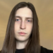 O Roblox no Brasil enfrenta protestos de jogadores após novas regras limitarem o chat de voz e texto para crianças menores de nove anos, com mensagens virtuais direcionadas ao influenciador Felca.