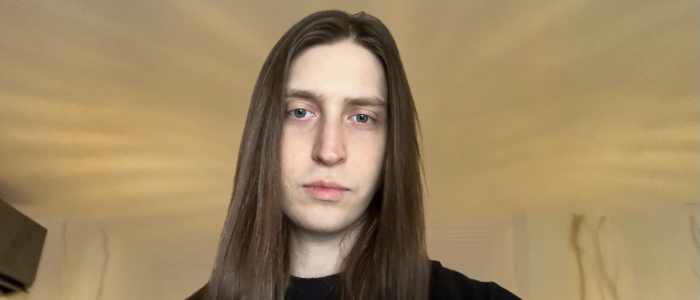 O Roblox no Brasil enfrenta protestos de jogadores após novas regras limitarem o chat de voz e texto para crianças menores de nove anos, com mensagens virtuais direcionadas ao influenciador Felca.