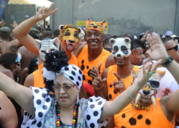 Rio de Janeiro se prepara para o Carnaval 2026 com 6 milhões de foliões esperados, R$ 5,7 bilhões de impacto econômico, segurança reforçada e proteção às mulheres.