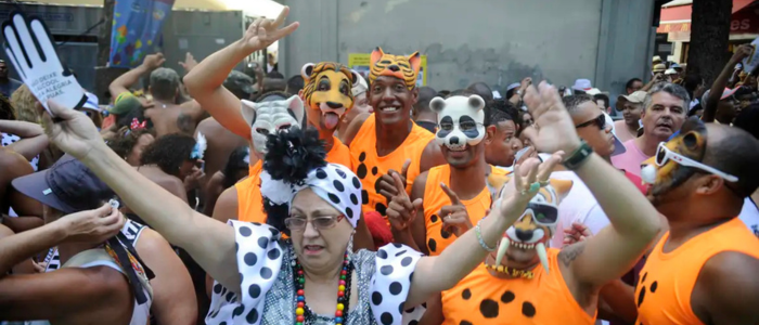 Rio de Janeiro se prepara para o Carnaval 2026 com 6 milhões de foliões esperados, R$ 5,7 bilhões de impacto econômico, segurança reforçada e proteção às mulheres.