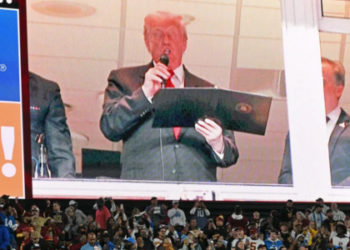 Vaias intensas marcam discurso de Donald Trump diante de plateia dividida