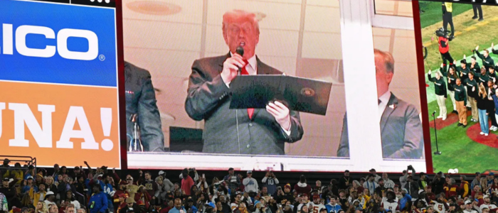 Vaias intensas marcam discurso de Donald Trump diante de plateia dividida
