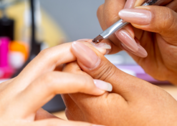 Procedimento popular, riscos reais: Anvisa faz alerta sobre unhas em gel