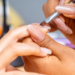 Procedimento popular, riscos reais: Anvisa faz alerta sobre unhas em gel