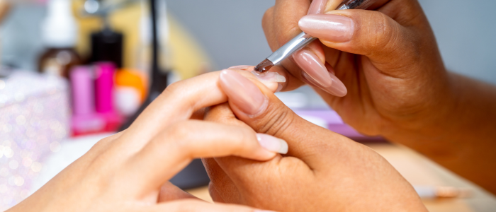 Procedimento popular, riscos reais: Anvisa faz alerta sobre unhas em gel