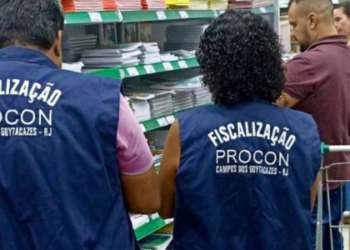 Procon Campos divulga pesquisa e alerta para economia na compra de material escolar