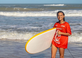 Projeto Tirando Onda abre vagas para escolinha de surf em Macaé