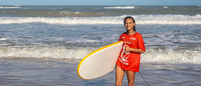 Projeto Tirando Onda abre vagas para escolinha de surf em Macaé