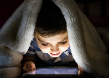 Jovens cansados: como o uso do celular atrapalha o sono e a saúde