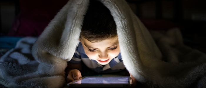 Jovens cansados: como o uso do celular atrapalha o sono e a saúde