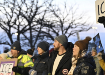 homem de 37 anos foi fatalmente baleado por agente do ICE em Minneapolis durante operação de mandado; vídeos circulam mostrando confronto e debate sobre uso de força policial.