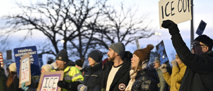 homem de 37 anos foi fatalmente baleado por agente do ICE em Minneapolis durante operação de mandado; vídeos circulam mostrando confronto e debate sobre uso de força policial.