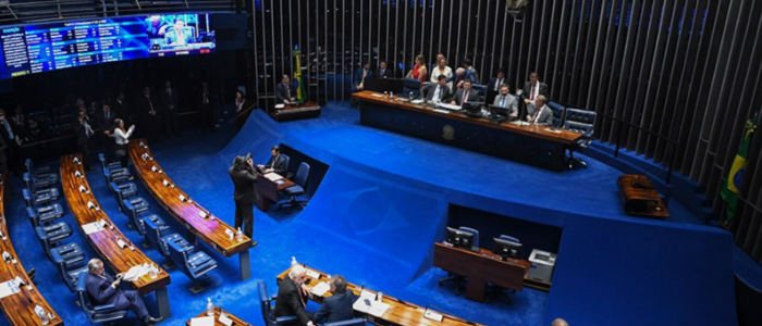 Estudo do Senado mostra que discursos nas sessões se tornaram mais curtos e voltados para redes sociais, com menos apartes, mas maior produtividade legislativa.