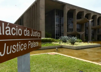 decisão do ministro flávio dino obriga união, estados e municípios a revisar verbas indenizatórias e suspender penduricalhos sem base legal.