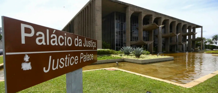 decisão do ministro flávio dino obriga união, estados e municípios a revisar verbas indenizatórias e suspender penduricalhos sem base legal.