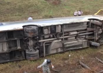 Um ônibus da Autoviação Brasil capotou na manhã desta terça-feira (20) em Itaperuna, RJ, deixando 30 feridos, incluindo 10 em estado grave. O acidente aconteceu na BR-356, área conhecida pelo risco de acidentes.