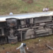 Um ônibus da Autoviação Brasil capotou na manhã desta terça-feira (20) em Itaperuna, RJ, deixando 30 feridos, incluindo 10 em estado grave. O acidente aconteceu na BR-356, área conhecida pelo risco de acidentes.