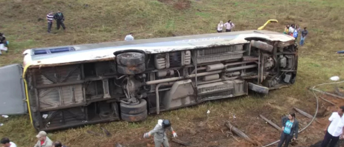 Um ônibus da Autoviação Brasil capotou na manhã desta terça-feira (20) em Itaperuna, RJ, deixando 30 feridos, incluindo 10 em estado grave. O acidente aconteceu na BR-356, área conhecida pelo risco de acidentes.