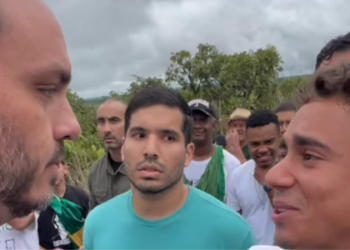 Carlos Bolsonaro se juntou à “Caminhada pela Liberdade” de Nikolas Ferreira, que percorre 240 km de Paracatu a Brasília em protesto contra medidas do STF e a prisão do ex-presidente Jair Bolsonaro.