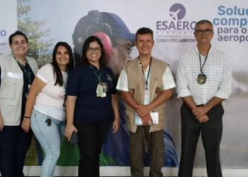Cabo Frio orienta turistas no aeroporto sobre prevenção de dengue, zika, chikungunya e febre amarela, com distribuição de folhetos em espanhol e medidas contra o Aedes aegypti.