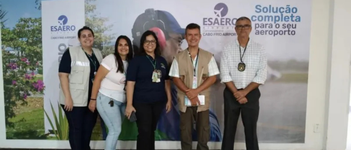 Cabo Frio orienta turistas no aeroporto sobre prevenção de dengue, zika, chikungunya e febre amarela, com distribuição de folhetos em espanhol e medidas contra o Aedes aegypti.