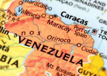 Trump anuncia venda imediata de até 50 milhões de barris de petróleo da Venezuela