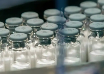 Ministério da Saúde anuncia início da vacinação contra dengue para profissionais da atenção primária, com uso da vacina Butantan-DV e previsão de ampliação para outros grupos.