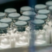 Ministério da Saúde anuncia início da vacinação contra dengue para profissionais da atenção primária, com uso da vacina Butantan-DV e previsão de ampliação para outros grupos.