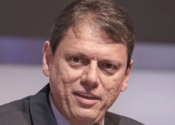 Tarcísio de Freitas visitará Jair Bolsonaro na Papuda após adiamento; STF autoriza encontro e governador reafirma foco na reeleição em São Paulo.