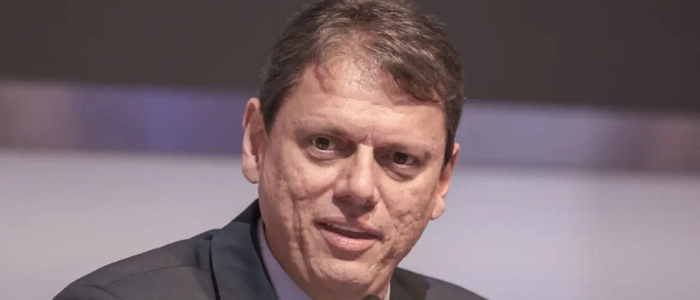 Tarcísio de Freitas visitará Jair Bolsonaro na Papuda após adiamento; STF autoriza encontro e governador reafirma foco na reeleição em São Paulo.