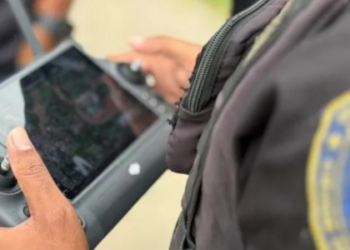Operação em Cabo Frio utiliza drones para identificar desvios de água, encontrando cisternas e ligações clandestinas; ação contou com apoio da Guarda Municipal, Polícia Civil e Militar.