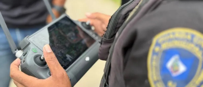 Operação em Cabo Frio utiliza drones para identificar desvios de água, encontrando cisternas e ligações clandestinas; ação contou com apoio da Guarda Municipal, Polícia Civil e Militar.