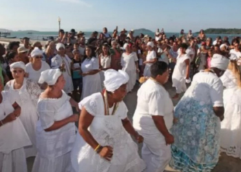 Búzios organiza a XVII Festa de Iemanjá em 7 de fevereiro, valorizando a cultura afro-brasileira, a diversidade e a liberdade religiosa, com programação e logística definidas pelas secretarias municipais.