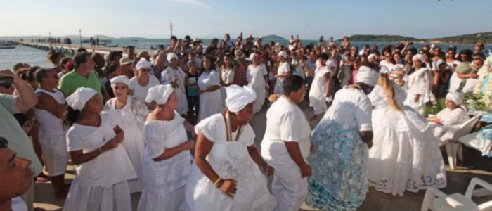 Búzios organiza a XVII Festa de Iemanjá em 7 de fevereiro, valorizando a cultura afro-brasileira, a diversidade e a liberdade religiosa, com programação e logística definidas pelas secretarias municipais.