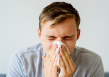 Frio não causa gripes e resfriados, mas favorece a transmissão de vírus. Entenda por que as doenças respiratórias aumentam no inverno, segundo especialistas.