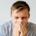 Frio não causa gripes e resfriados, mas favorece a transmissão de vírus. Entenda por que as doenças respiratórias aumentam no inverno, segundo especialistas.