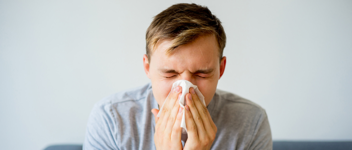 Frio não causa gripes e resfriados, mas favorece a transmissão de vírus. Entenda por que as doenças respiratórias aumentam no inverno, segundo especialistas.