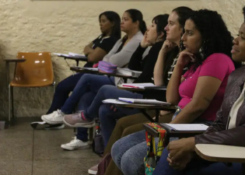 Ministério da Educação abre edital para apoiar cursinhos populares em 2026, com recursos financeiros e técnicos para ampliar o acesso de estudantes de baixa renda ao Ensino Superior por meio do Enem.