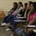 Ministério da Educação abre edital para apoiar cursinhos populares em 2026, com recursos financeiros e técnicos para ampliar o acesso de estudantes de baixa renda ao Ensino Superior por meio do Enem.