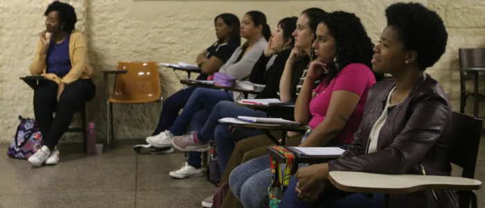 Ministério da Educação abre edital para apoiar cursinhos populares em 2026, com recursos financeiros e técnicos para ampliar o acesso de estudantes de baixa renda ao Ensino Superior por meio do Enem.