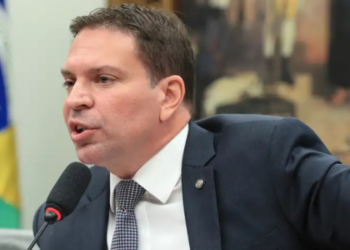 O governo brasileiro comunicou ao STF que solicitou oficialmente aos EUA a extradição de Alexandre Ramagem, ex-deputado e ex-chefe da Abin, condenado a 16 anos de prisão.