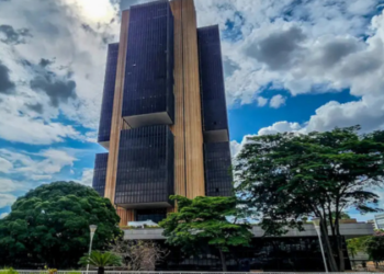 O Copom decidiu manter a Selic em 15% ao ano, avaliando inflação e crescimento econômico. Possível redução nos juros pode ocorrer em março se preços permanecerem controlados.